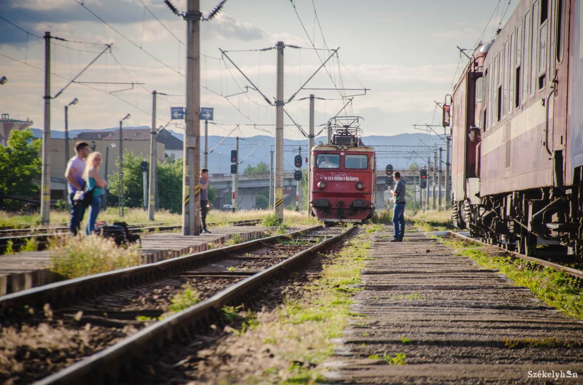 Érkezés a 21. századba? Ha lesz pénz, lesz e-jegyrendszer is a vasútnál •  Fotó: Gecse Noémi