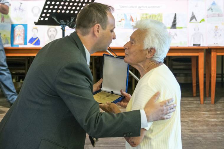 Szent László-emlékplakettel ismerték el a pedagógusok munkáját Csíkszentsimonban