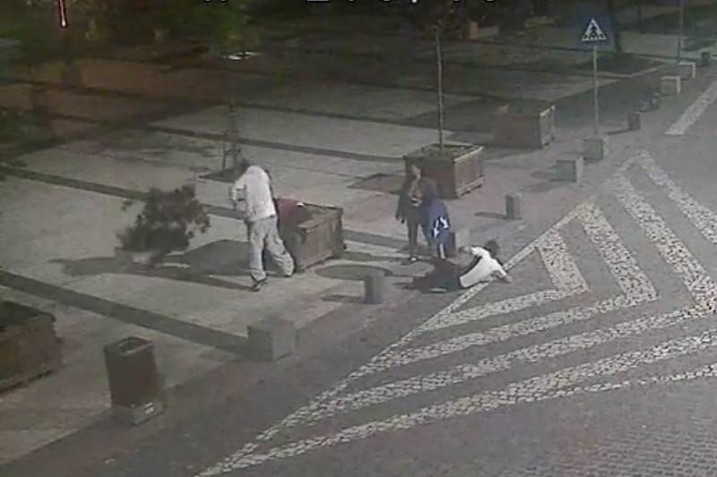 Képernyőfotó a bántalmazásról és a rongálásról rögzített videóból 