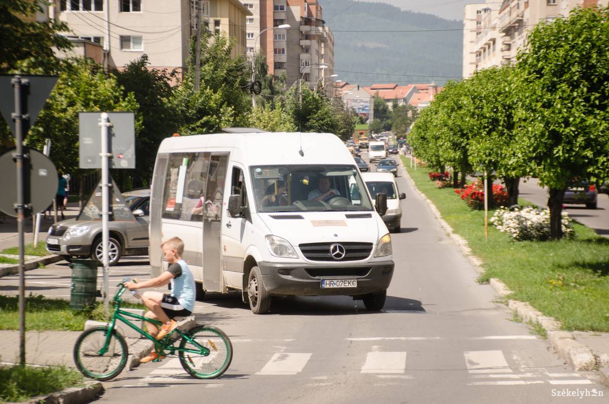A csíkszeredai Kossuth Lajos utcában külön buszsáv létesülhet a parkolók helyett •  Fotó: Gecse Noémi