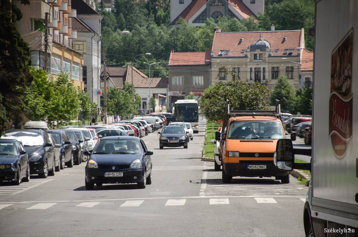 Csúcsforgalom Csíkszereda központjában. Új távlatok nyílnak a városvezetés előtt •  Fotó: Gecse Noémi
