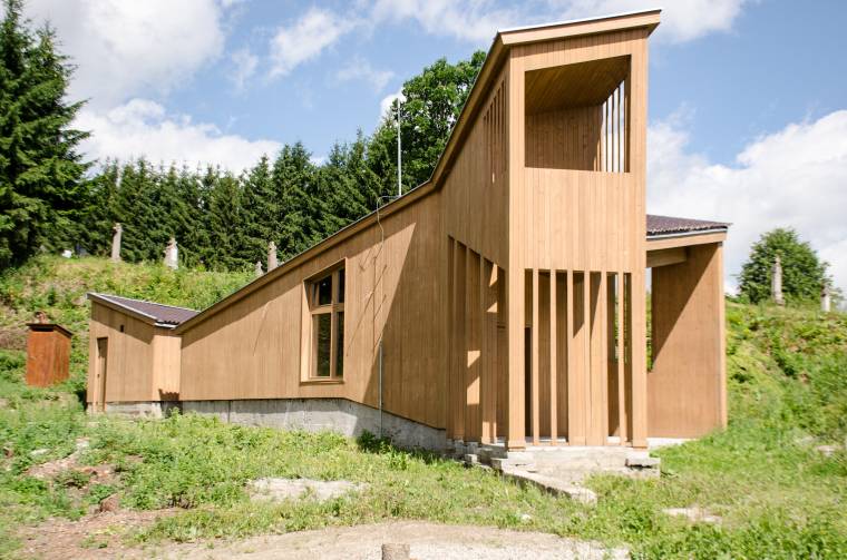 Nem lehet tudni, hogy mikor folytatódik a ravatalozóépítés Újtusnádon