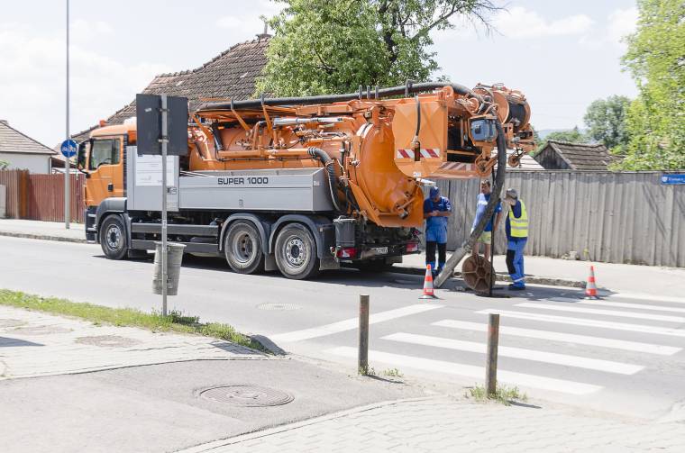 Udvarokat, pincéket áraszt el a szennyvíz – már évek óta