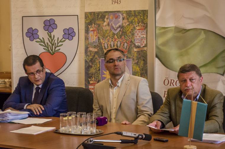 Megakadályoznák a zászlók eltávolítását a csíkszeredai városháza homlokzatáról