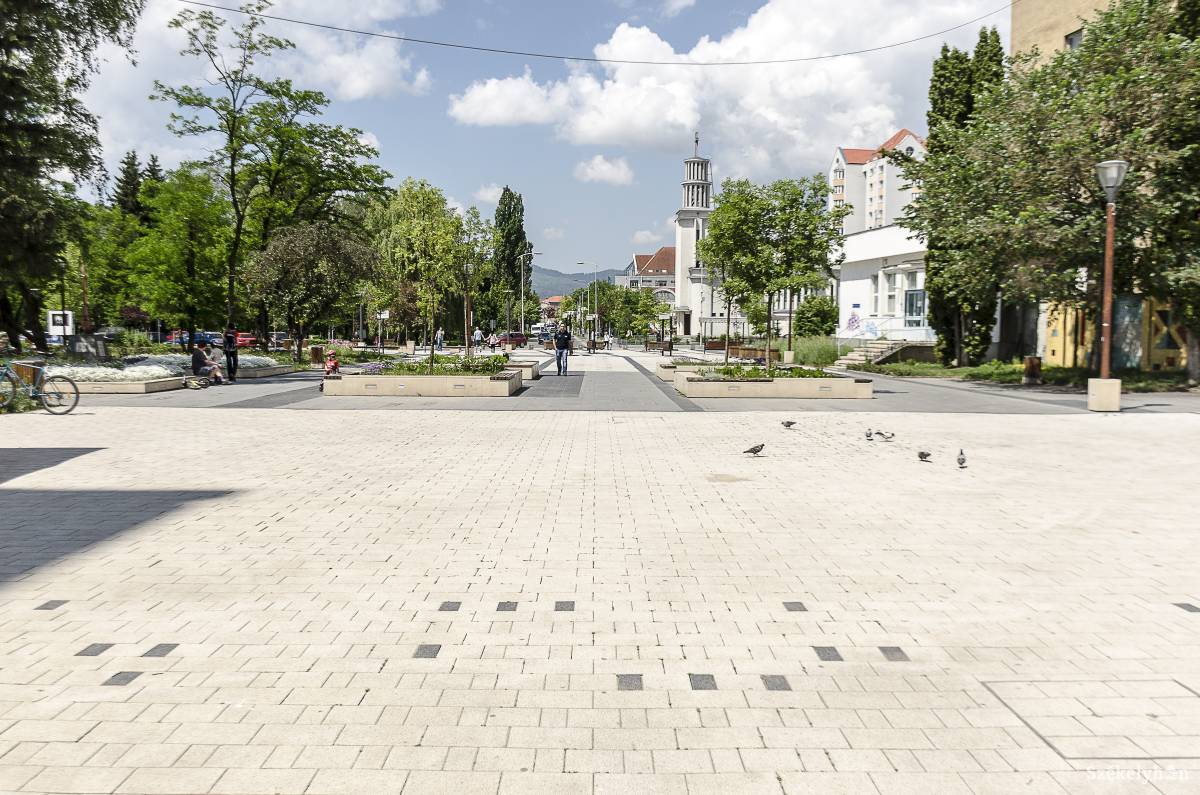 A csíkszeredai Majláth Gusztáv Károly tér száraz, napos időben •  Fotó: Gecse Noémi