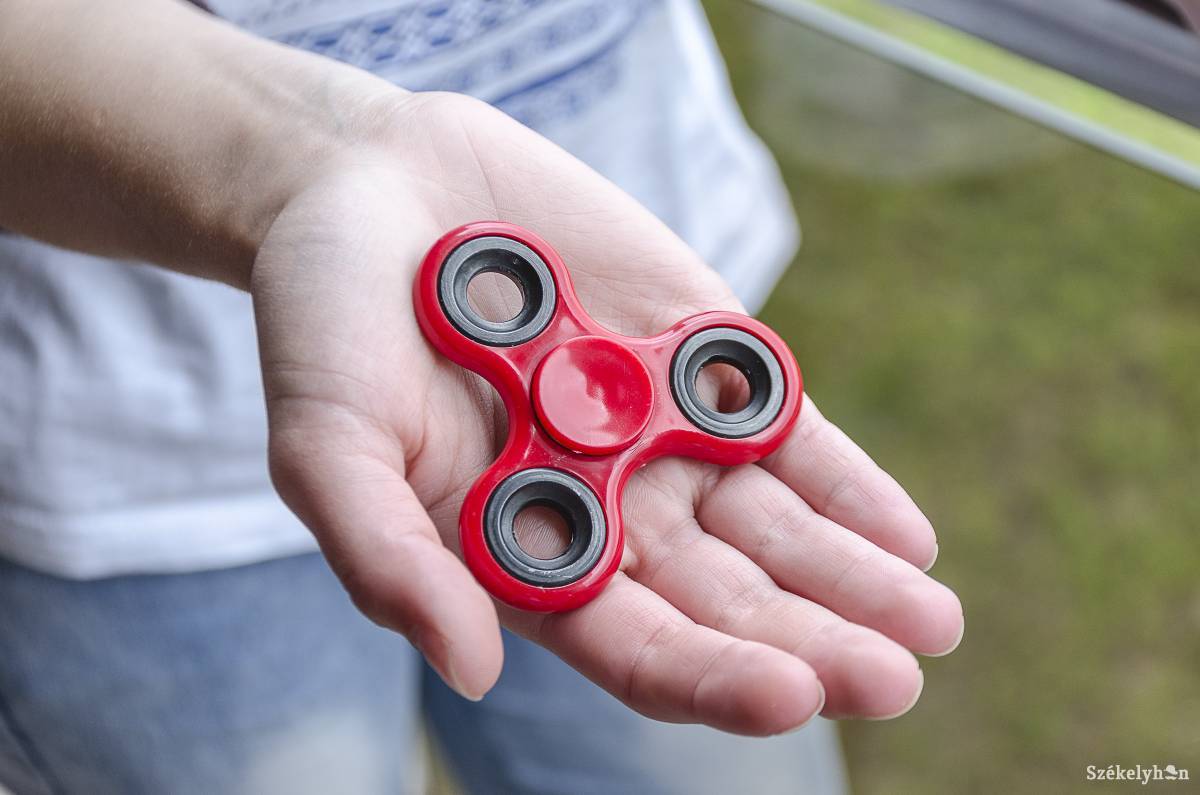 A kis pörgettyű. Legtöbb harminc lejbe kerül a játékszer •  Fotó: Gecse Noémi