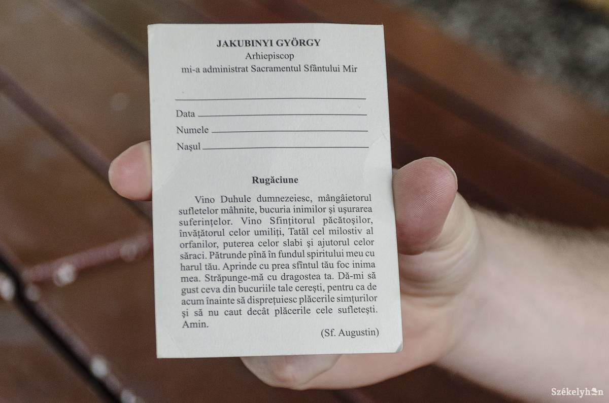 Román nyelvű ima a bérmáláskor kapott szentkép hátoldalán •  Fotó: Gecse Noémi