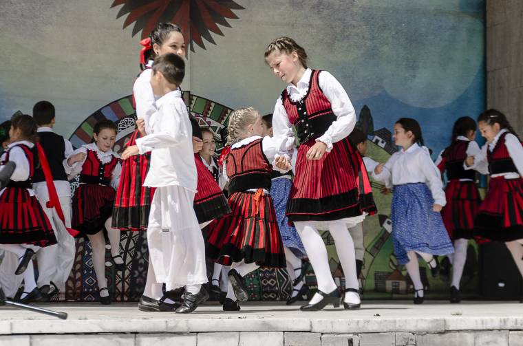 Több száz gyermek perdül táncra – csűrdöngölőt tartanak Csíkszeredában