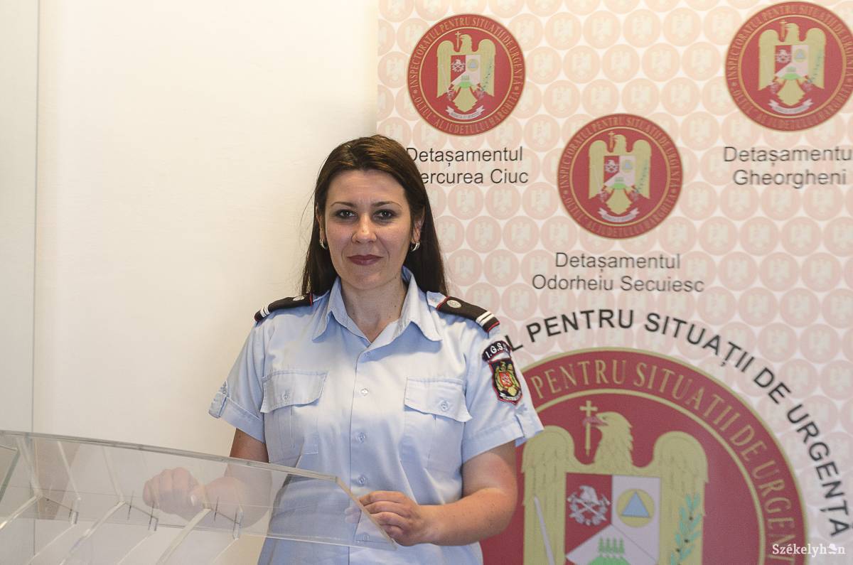 Alina Maria Ciobotariu tűzoltósági szóvivő. Kapocs az intézmény és a sajtó között •  Fotó: Gecse Noémi