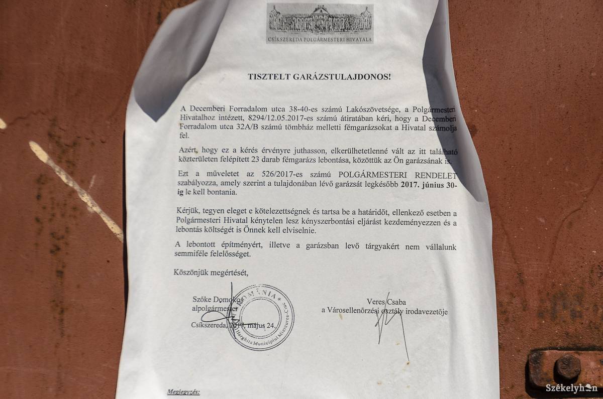 Felszólítás a garázsok lebontására. Sokat közülük már nem használtak •  Fotó: Gecse Noémi