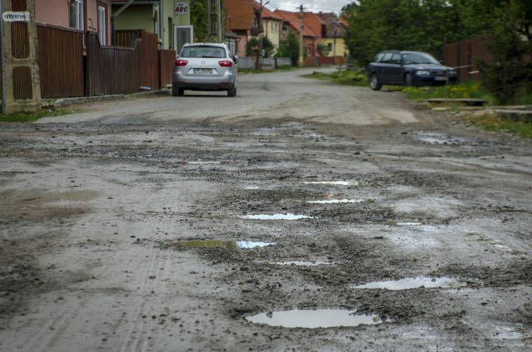 Nem sokáig kell már nyelni a port, gyúrni a sarat