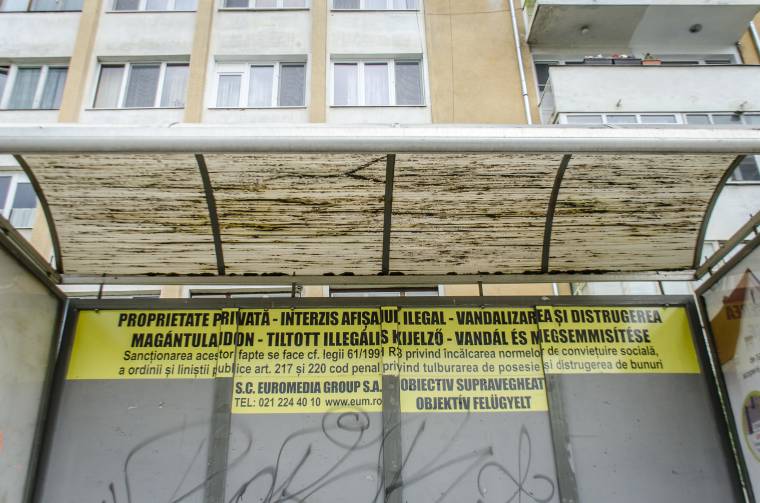 Egy év után sem cserélték le a rosszul fordított feliratokat a csíkszeredai buszmegállókban