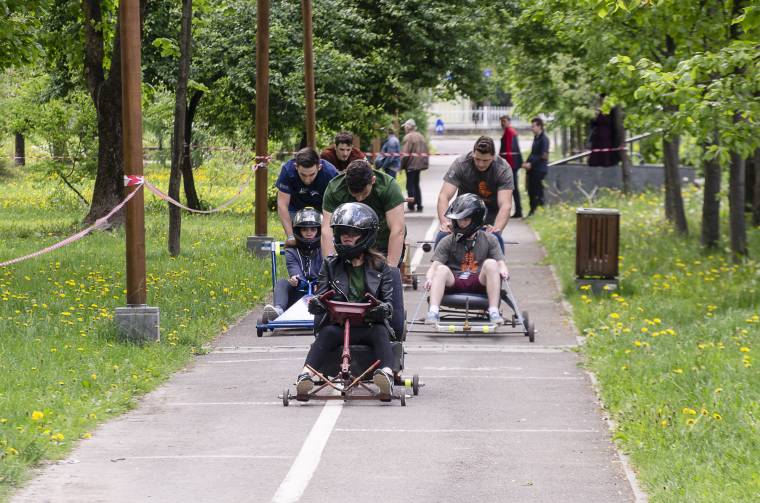 Tolva jutni a célba: improvizált járművek versenyeznek Kozmáson
