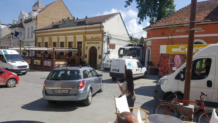 Káosz Csíkszeredában: ott parkolnak, ahol érik