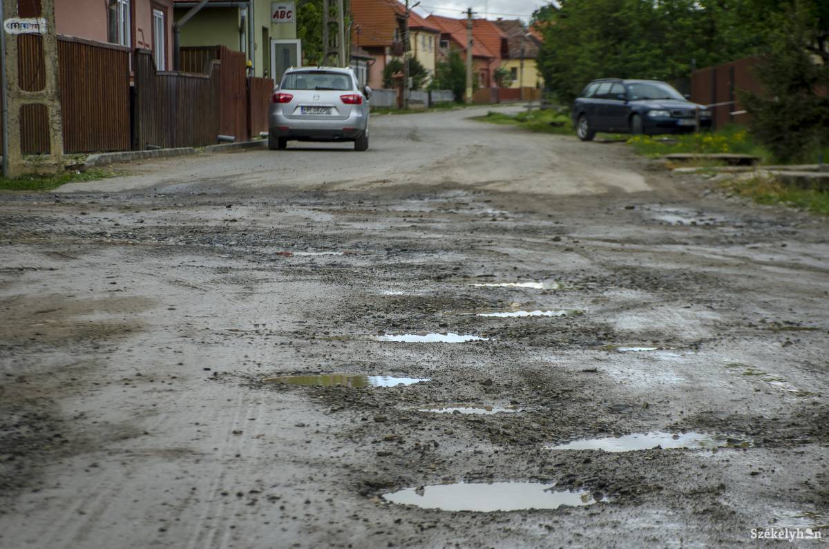 Sok bosszúságot okoz az út állapota •  Fotó: Pinti Attila