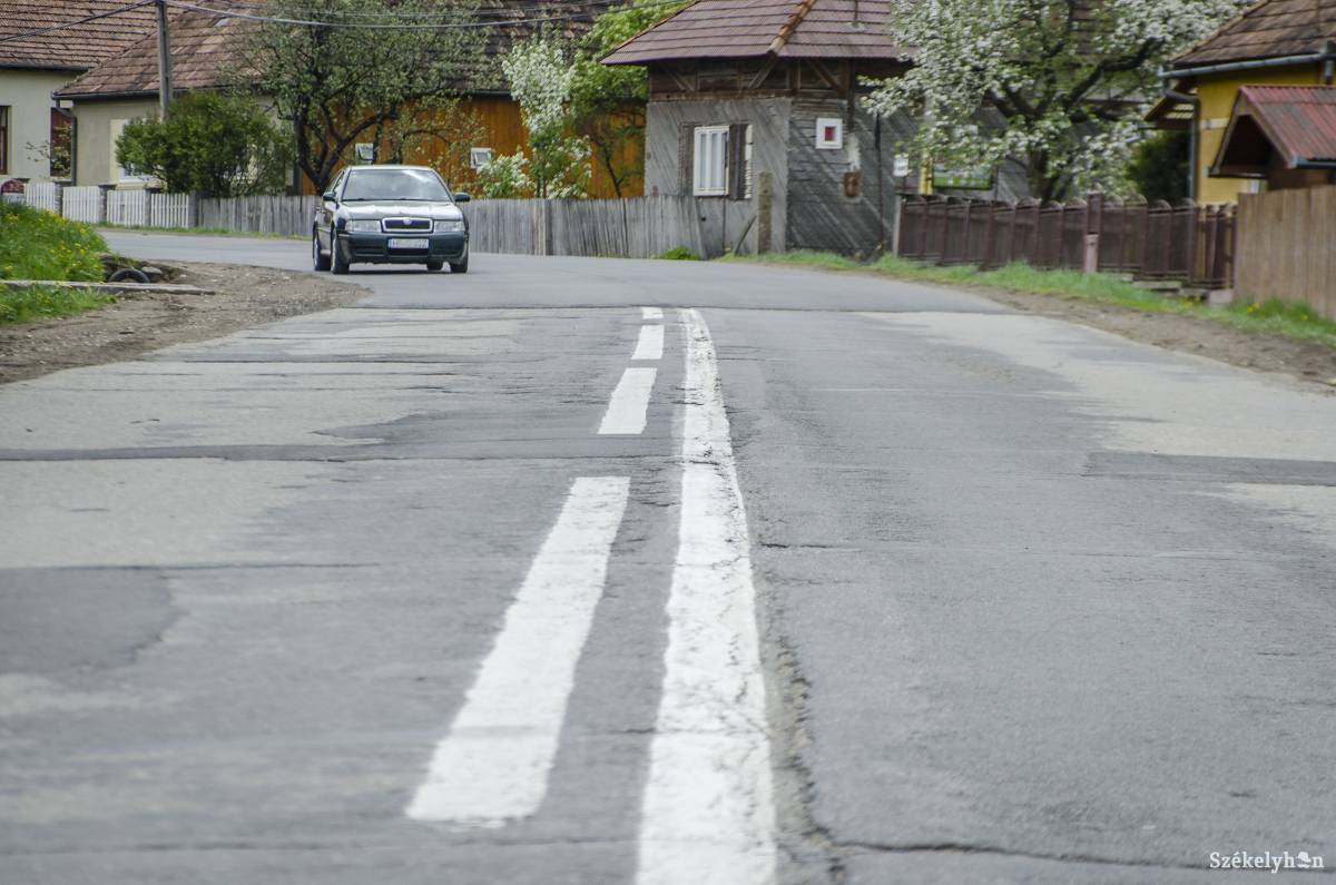 A 12A jelzésű országút Gyimeseken áthaladó szakasza is alapos felújításra szorul. Archív •  Fotó: Pinti Attila