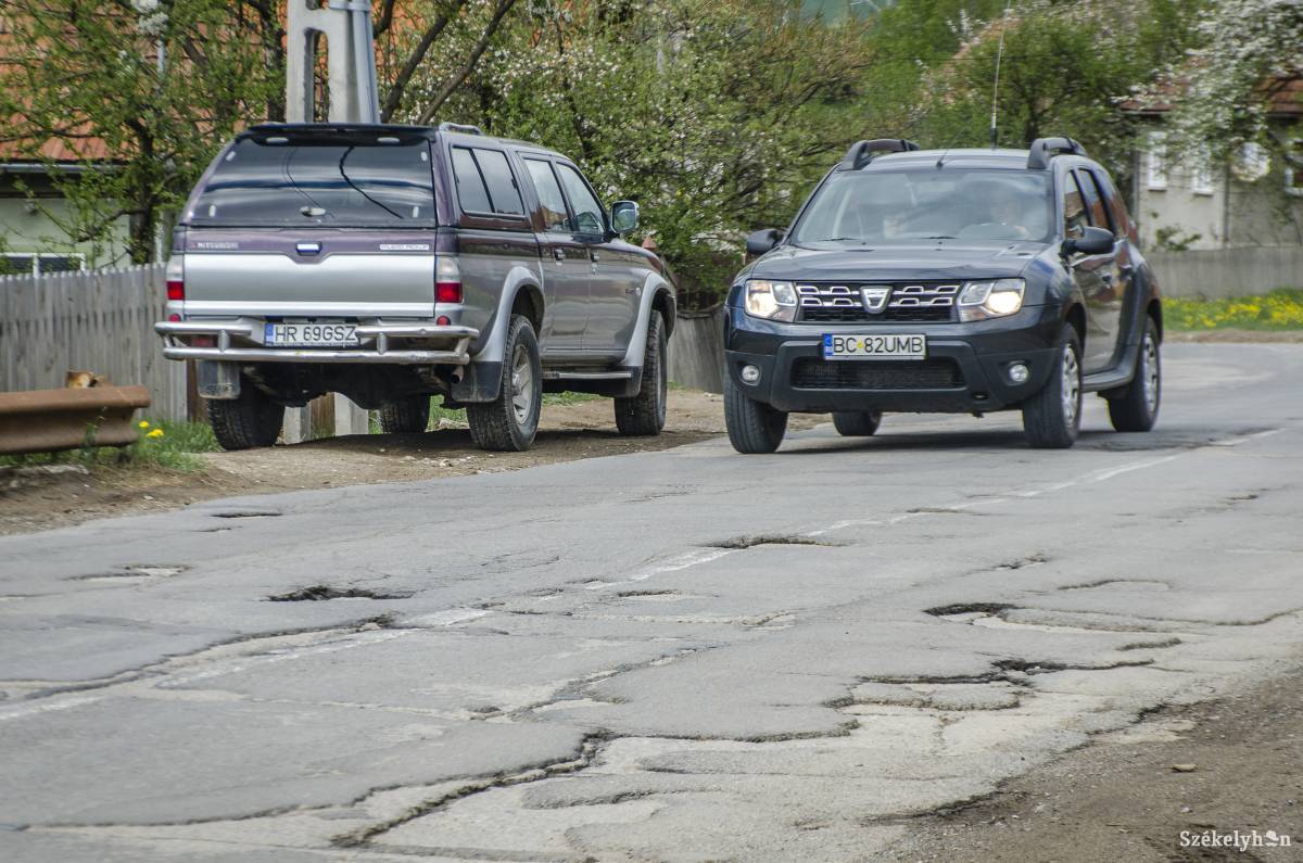 A Gyimeseken átvezető 12A jelzésű országút nagyobb felújítást igényel. Csak kátyúzás lesz •  Fotó: Pinti Attila