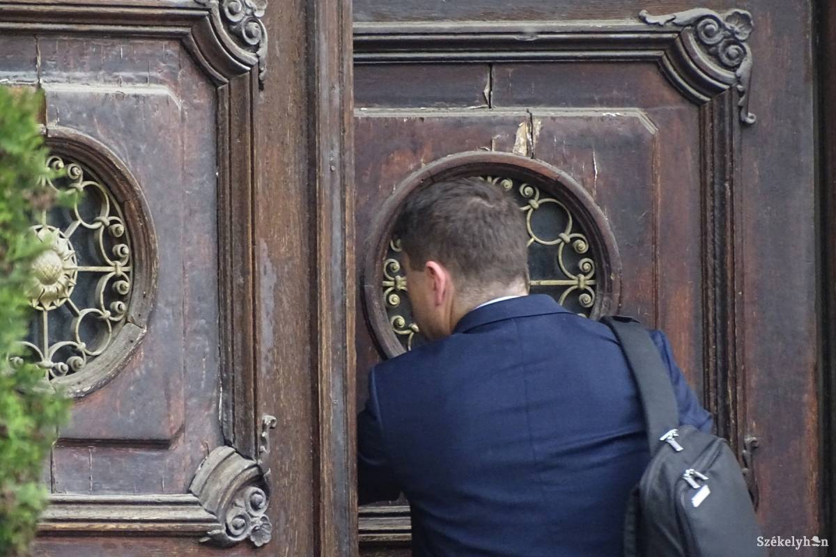 Kapun be, majd kapun ki. A következő tárgyaláson nem tud jelen lenni Borboly Csaba. Archív •  Fotó: Iochom Zsolt