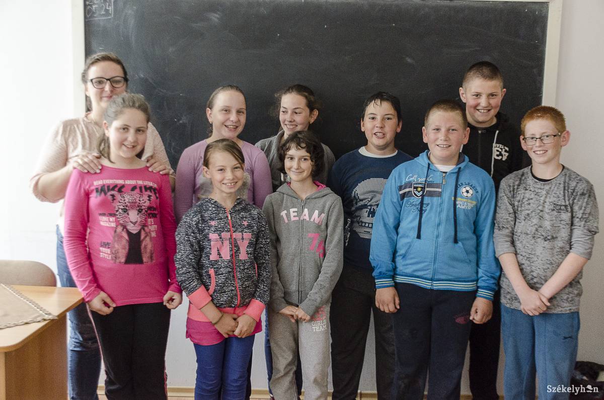 Tánczos Viktória diákjaival. A csíkszentimrei tanulók egy életre szóló tapasztalatot szereztek •  Fotó: Gecse Noémi