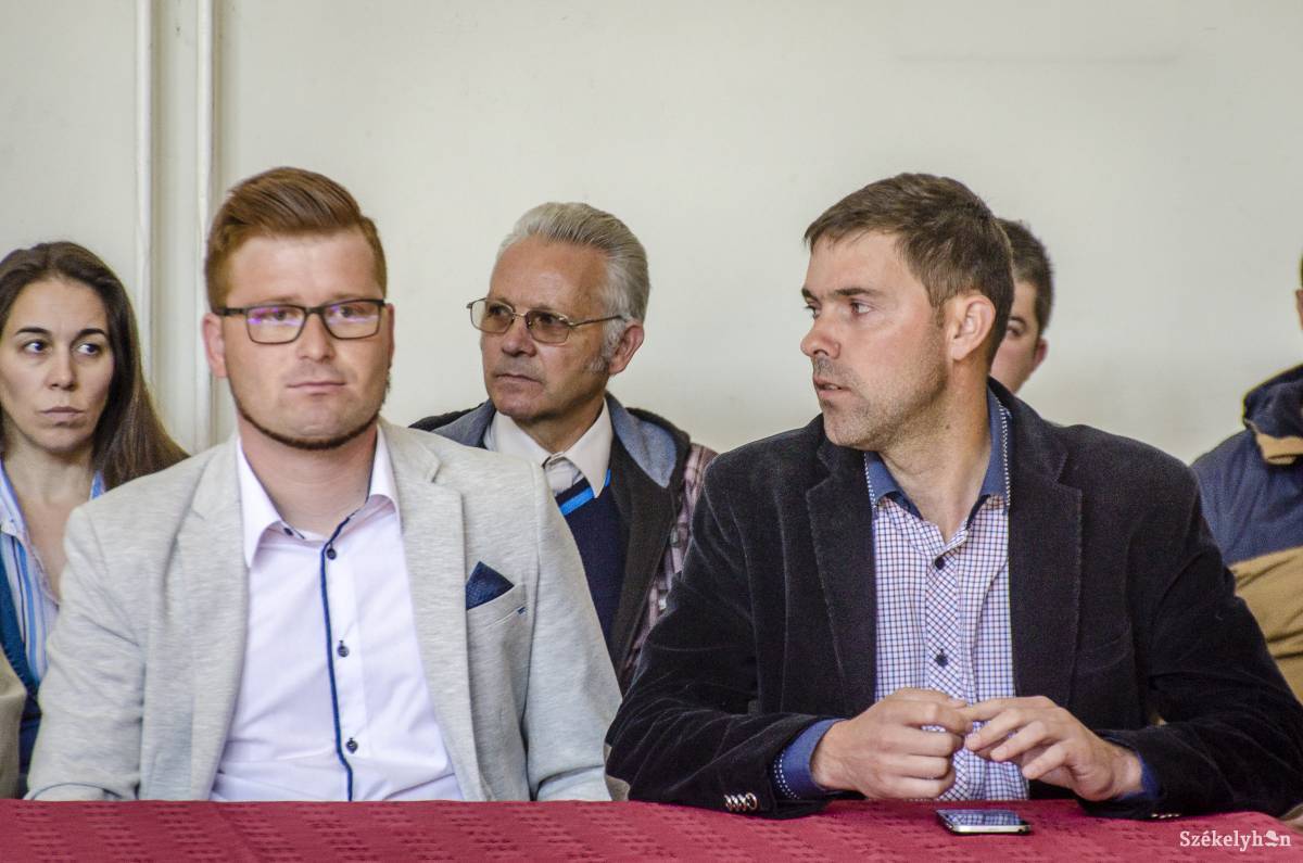 Egyöntetű támogatást élvez az új madéfalvi RMDSZ-es polgármesterjelölt, Csibi József (balról) •  Fotó: Pinti Attila