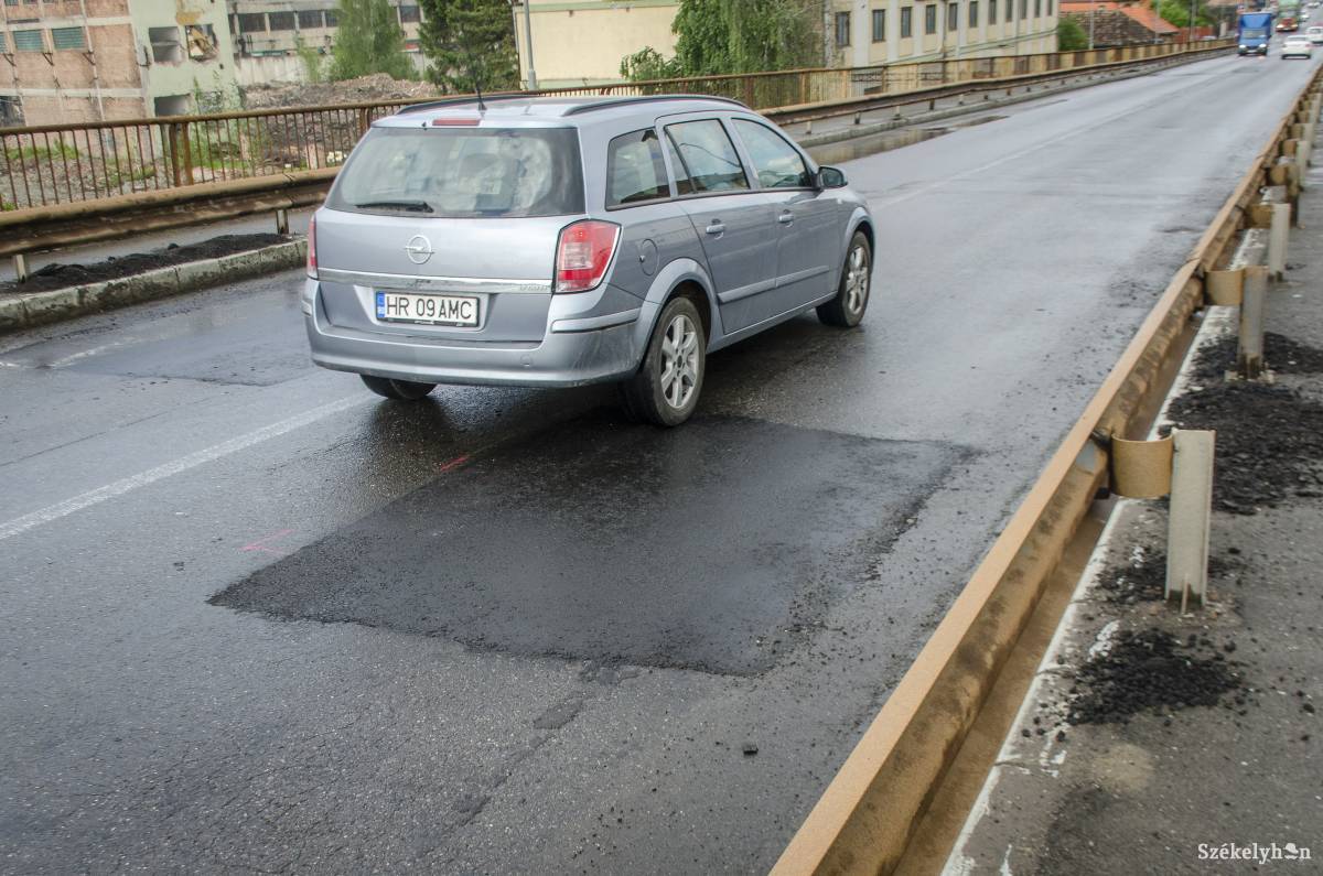 Hétfő délelőtt már javított útburkolat fogadta az autósokat •  Fotó: Pinti Attila
