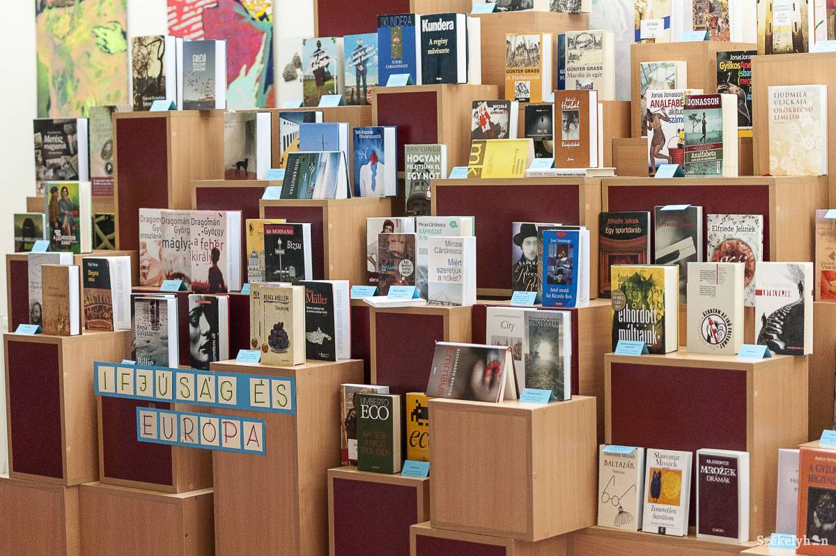 A kortárs európai szerzők köteteiből összeállított kiállítás is a könyvtári napok része •  Fotó: Gecse Noémi