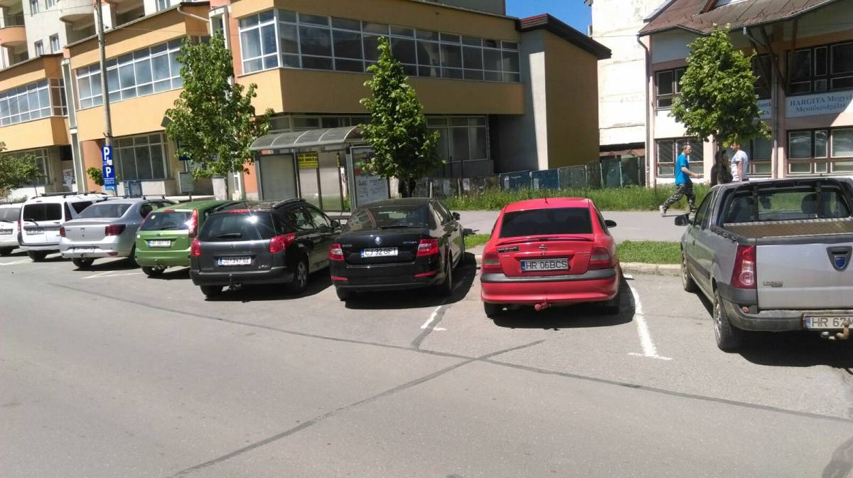 A csíkszeredai Kossuth Lajos utcában a kijelölt megállót szabálytalanul leállított autók foglalják el. Olvasónk felvétele 