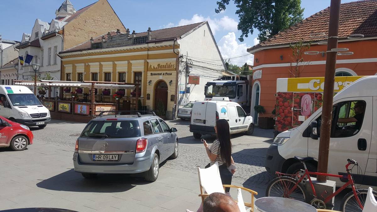 A csíkszeredai Petőfi utca. A sétálóutcában egy adott pontján tegnap nyolc autót számoltunk (Vass Attila) •  Fotó: Vas Attila