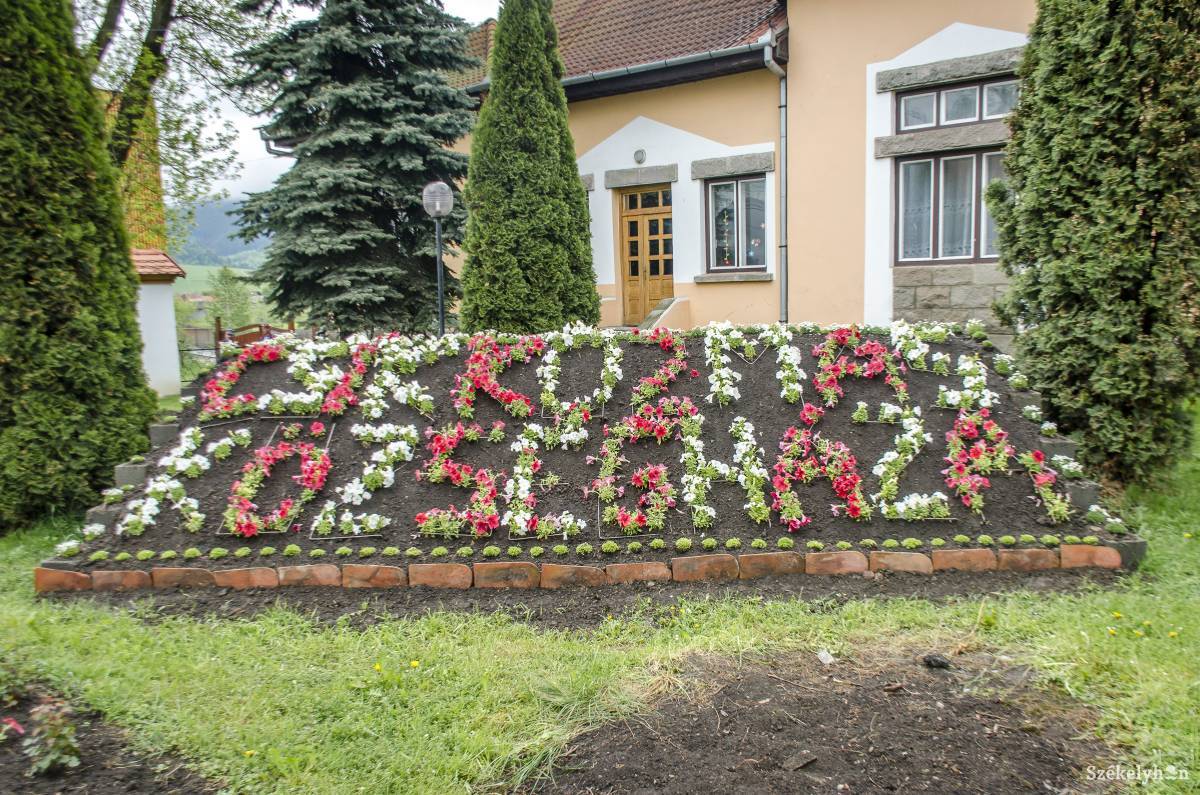 Feliratként szolgáló virágágyás Kozmáson. Így nem csak az emberek szívében él a Községháza •  Fotó: Pinti Attila