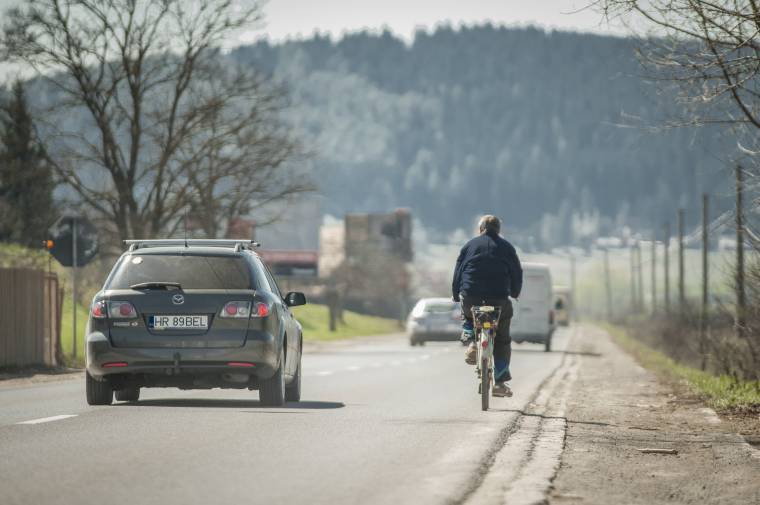 Sem az úttesten, sem mellette nem biztonságos a biciklizés