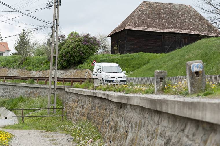 Balesetveszély a hiányzó szalagkorlát miatt