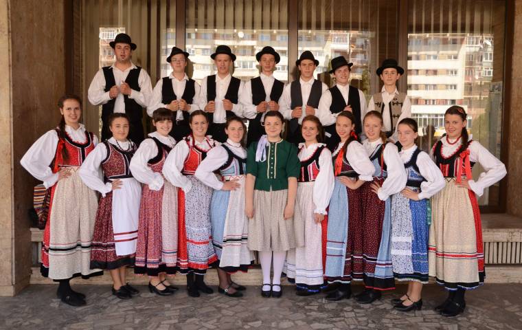 Néptáncol az ifjúság Csíkcsomortánban