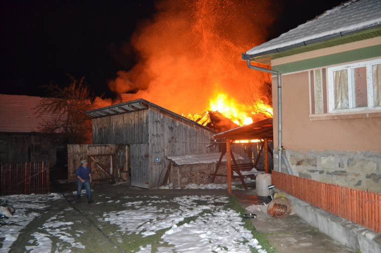 Istálló, raktár és műhely égett le Csíkmindszenten