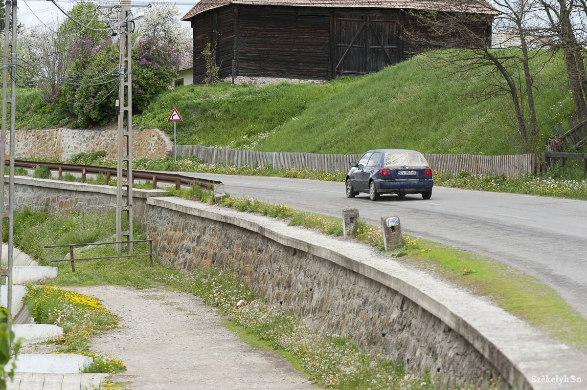 Hiányzó szalagkorlát, jelentős szintkülönbség. Az ígéret szerint megszűnik a balesetveszély •  Fotó: Gecse Noémi
