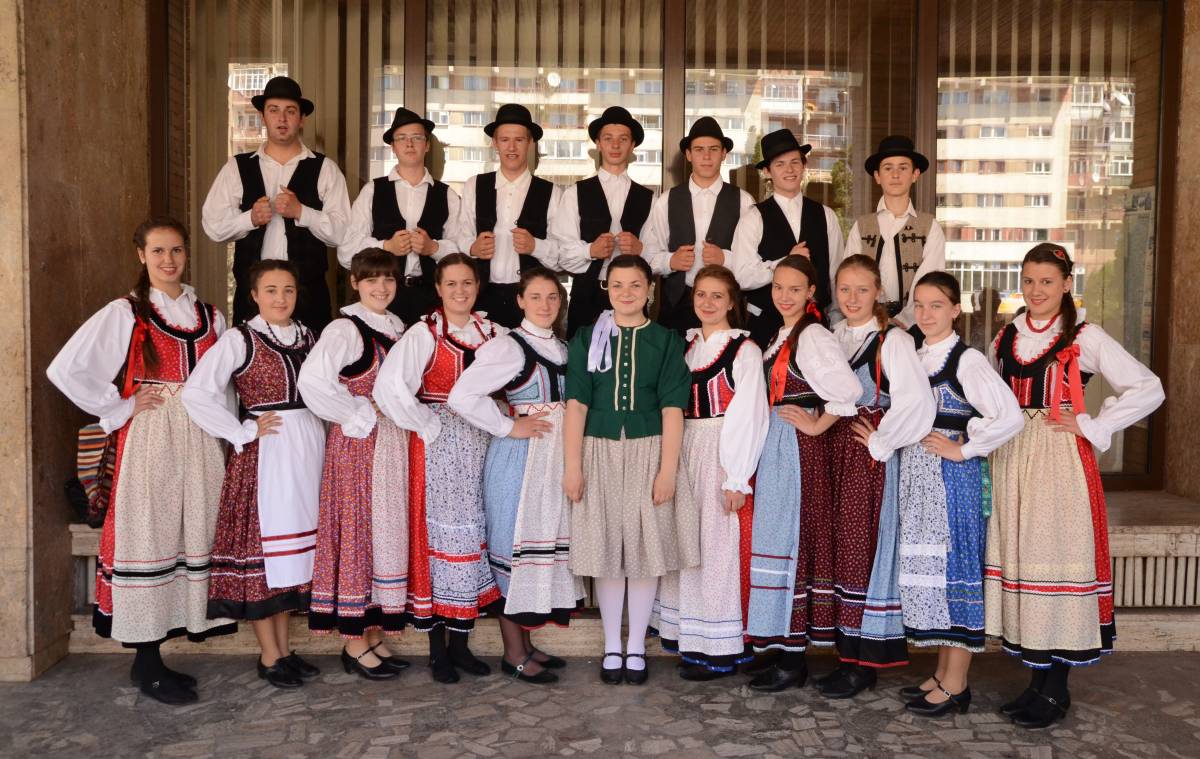 A Csíkcsomortáni Magyarok Nagyasszonya Ifjúsági Néptánccsoport. Összetartó csapat alakult ki az évek során &bullet;  Fotó: Varga Emőke