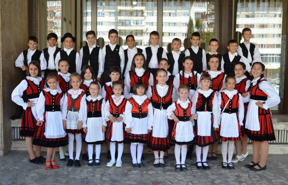 A Csíkcsomortáni Magyarok Nagyasszonya Gyermek Néptánccsoport &bullet;  Fotó: Varga Emőke