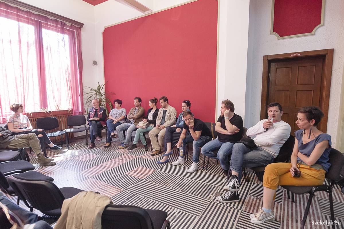 A két előadás alkotói. Csíkban még nem volt rá példa, hogy ilyen közel legyen két bemutató egymáshoz •  Fotó: Gecse Noémi