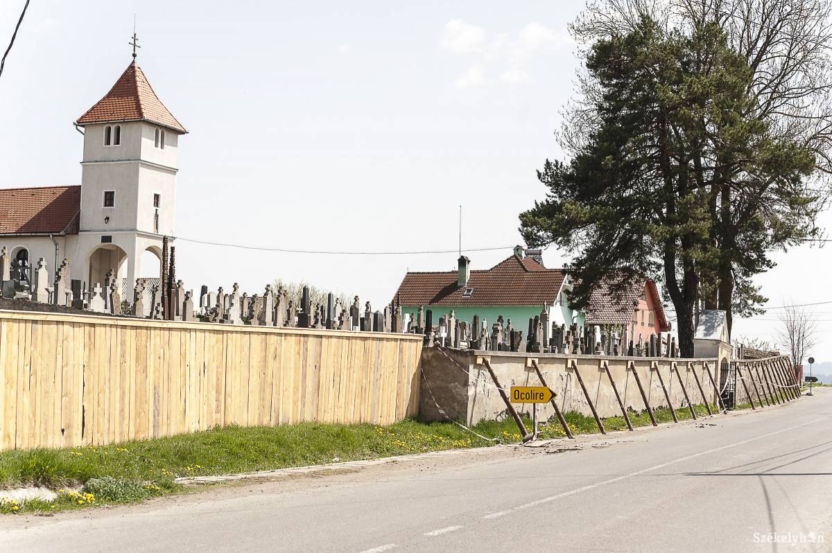 A csíkszentsimoni temetőkerítés. Biztonsági okokból támasztották ki •  Fotó: Gecse Noémi