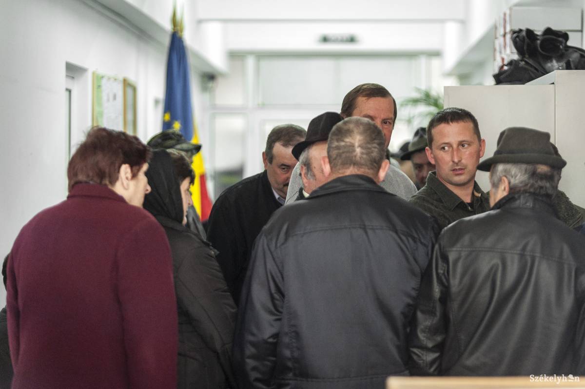 Sorban állnak a gazdák a Hargita megyei APIA-nál •  Fotó: Pinti Attila