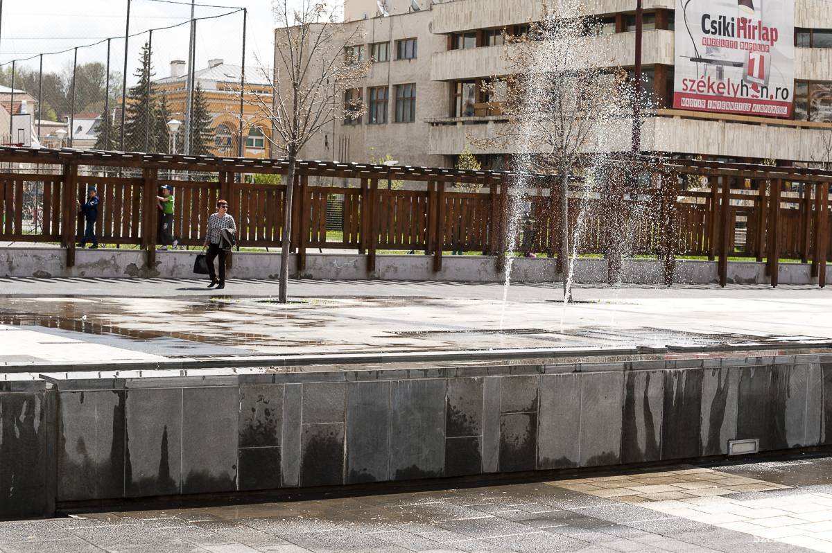 Nem egyforma nyomással működik a vízsugár a Szabadság téri szökőkutnál. A térre folyik a sok víz •  Fotó: Gecse Noémi