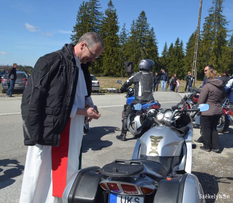 Erdélyben a hargitafürdői letérőnél lévő Hármas keresztnél tartanak évente motoros áldást •  Fotó: Iochom Zsolt