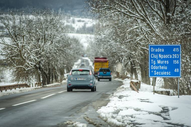 Kölcsönkért munkagépekkel takarították Hargita megye országútjait