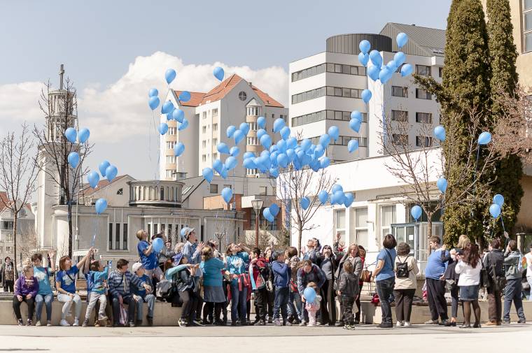 A megvilágított bástya után lufieregetéssel hívták fel a figyelmet az autizmussal élőkre