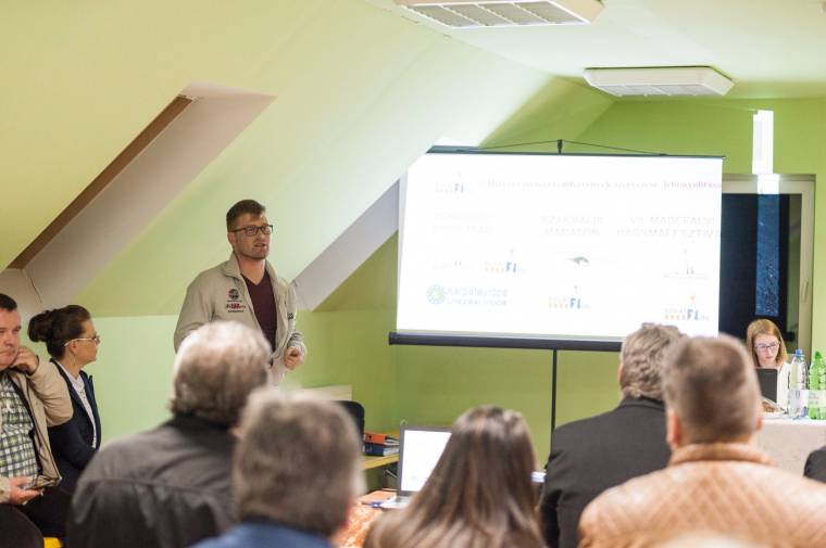 Dragneát nem zavarja, ha homoszexuálisok kézen fogva sétálnak