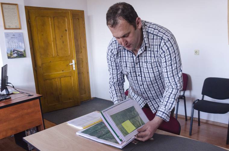 Aszfaltburkolatú községi úthálózat, járda a főút mellett – pályázatokból fejleszt Csicsó