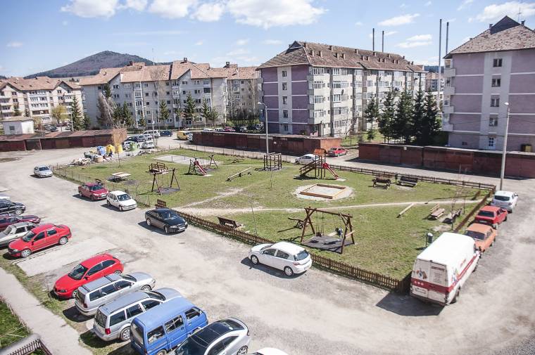 Hiába tilos a dohányzás a játszótereken