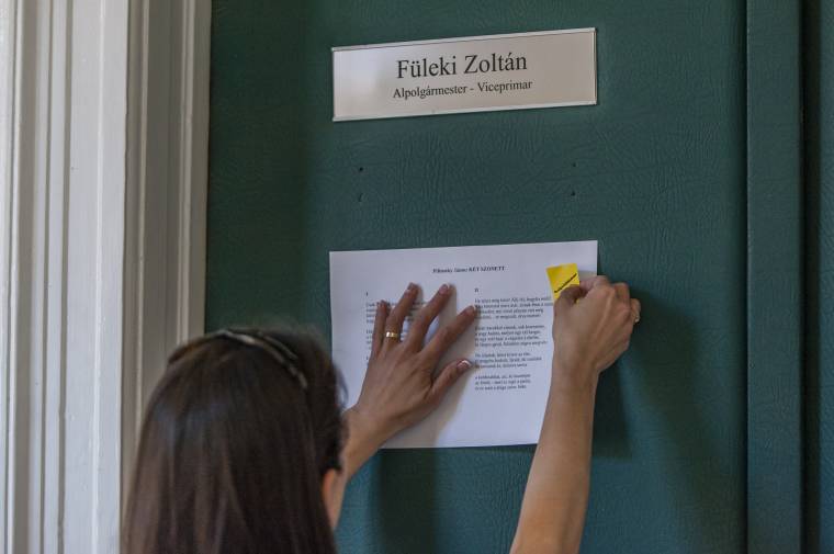 Kedvenc verseik kifüggesztésével lepték meg a csíkszeredai városházán dolgozókat