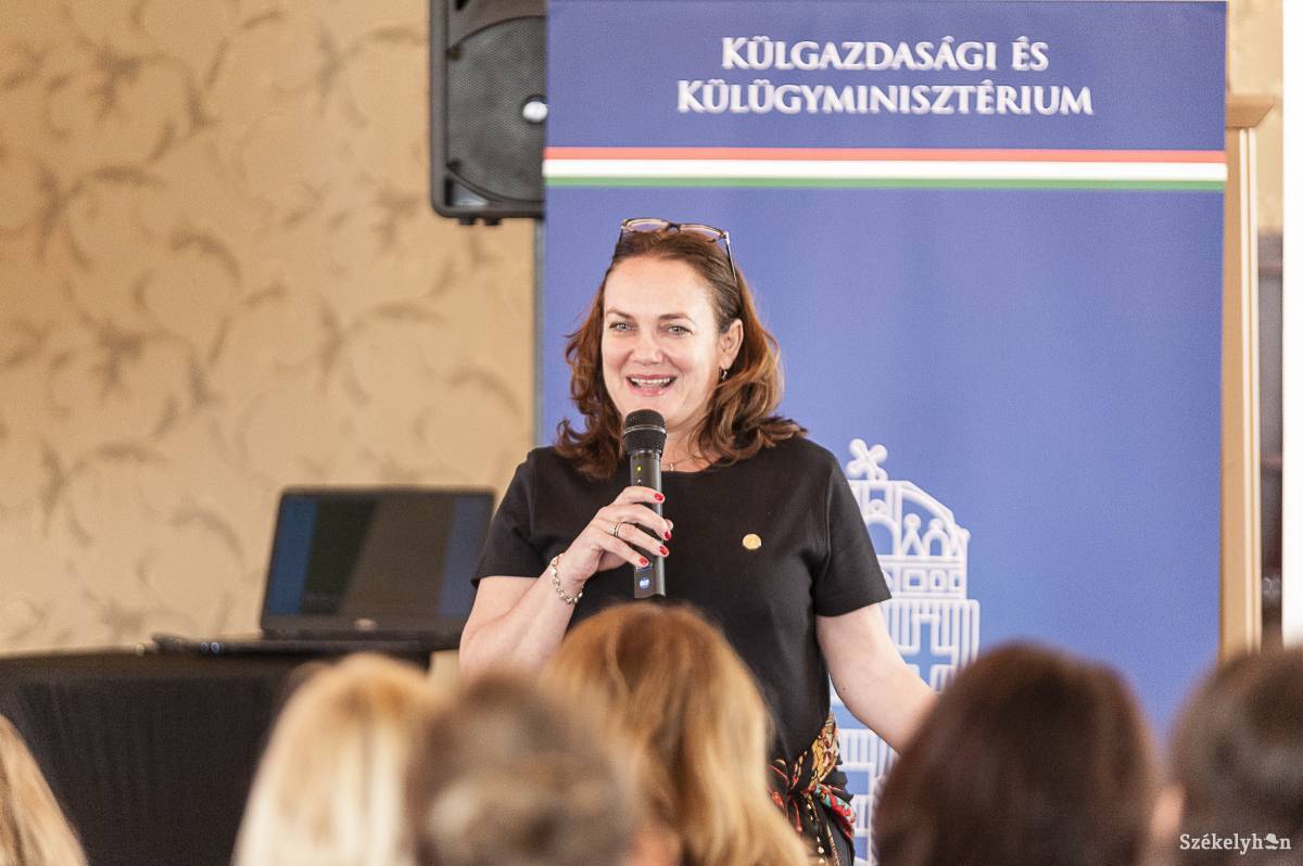 Batthyány-Schmidt Margit, a Magyar Női Unió elnöke Női hálózatok és érdekérvényesítés Magyarországon címmel tartott előadást •  Fotó: Gecse Noémi