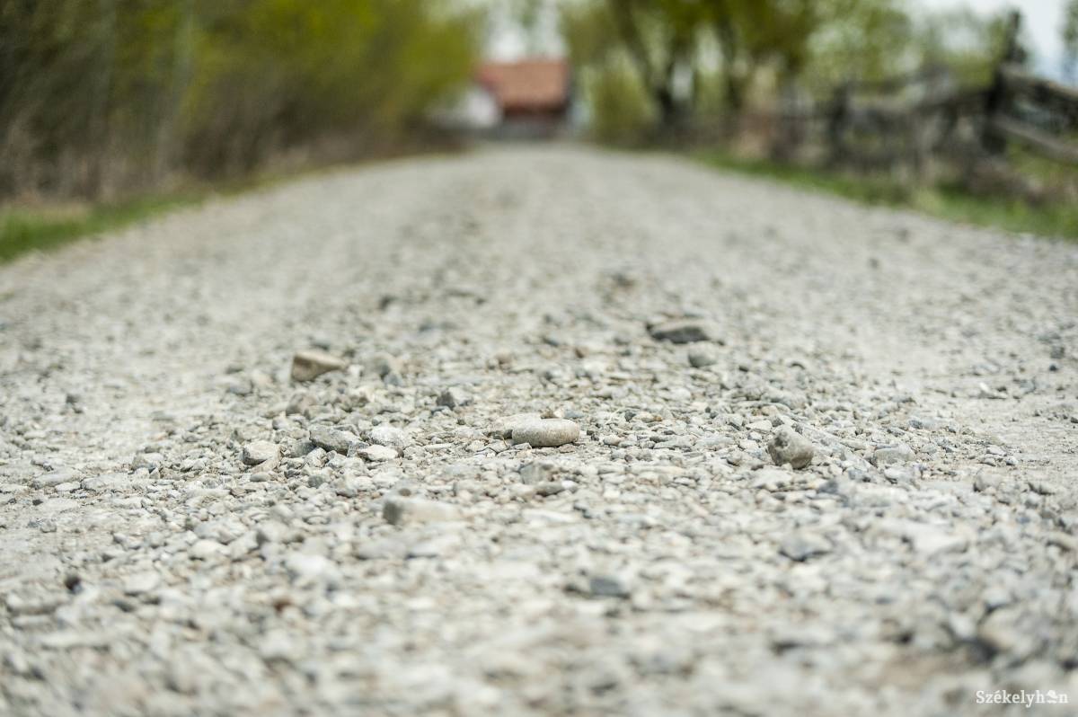 A vártnál másképp néz ki a Csiba utca burkolata. Kavicsok helyett kövek • Fotó: Pinti Attila