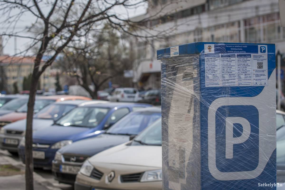 Befóliázott parkolóautomata Csíkszeredában. A parkolójegy ára egyelőre zsebben marad •  Fotó: Pinti Attila